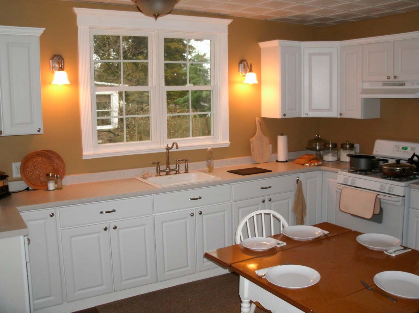кухонный гарнитур с окном фото