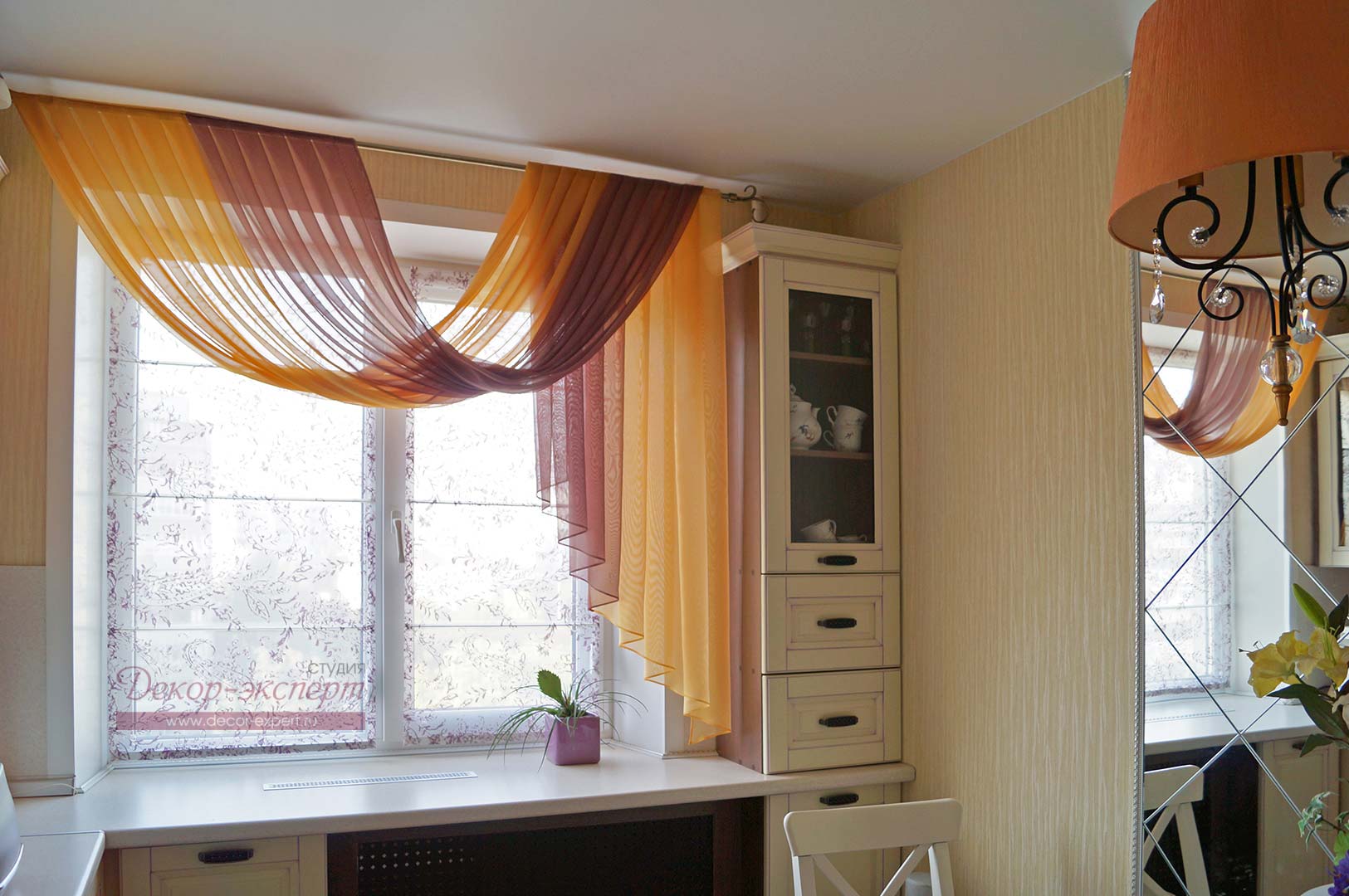 Асимметричные шторы для кухни