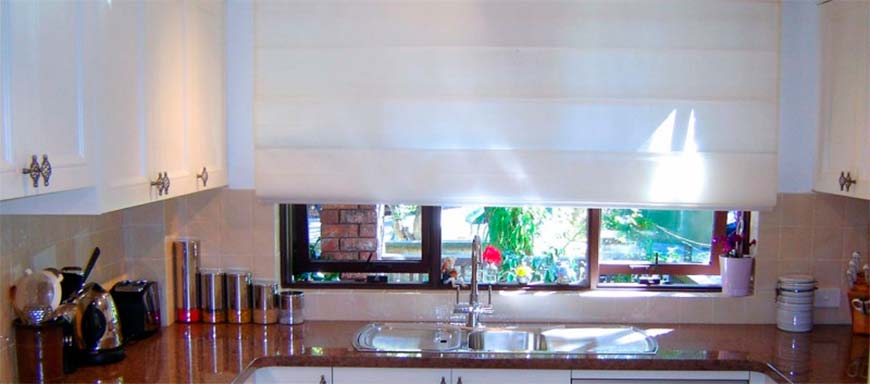 шторы на кухню в римском стиле